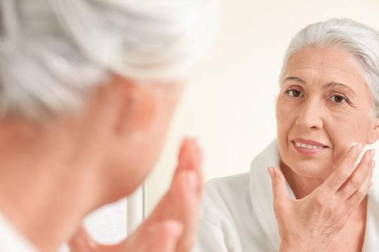 参加社区组织的老年运动活动