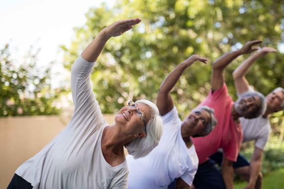 参加社区组织的老年运动活动(图6)