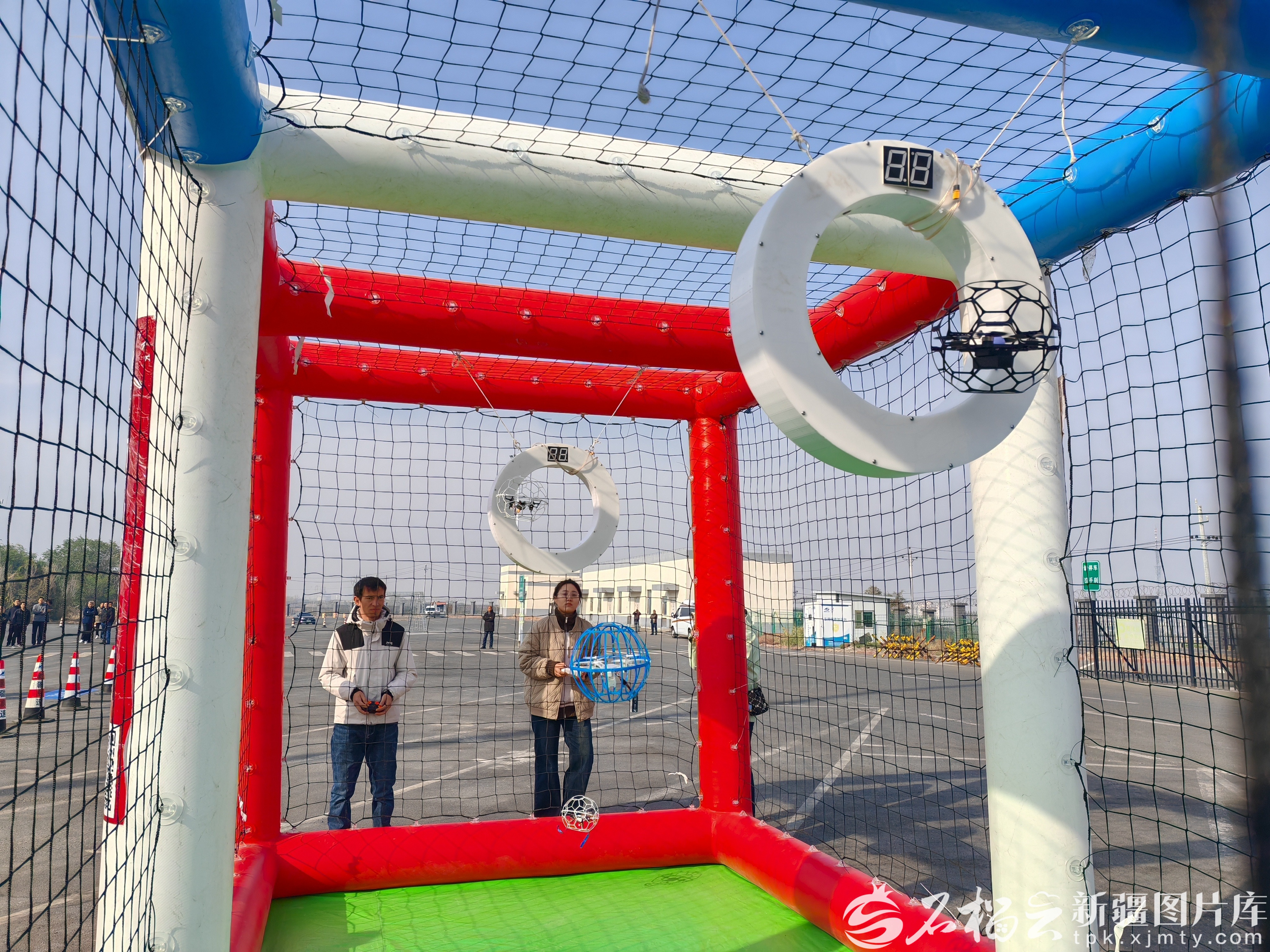 威廉希尔踢足球、隔空送物……新疆这场技能大赛上无人机“空中炫技”(图1)