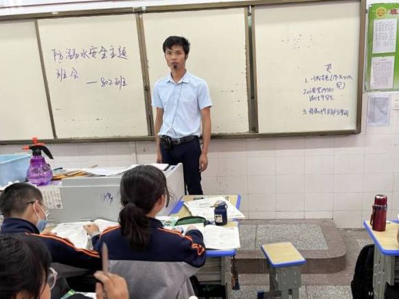 孝南“引领杯”篮球联赛篮球为媒：杨店镇体育老师以热爱点亮少年梦(图1)