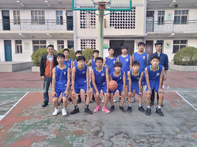 孝南“引领杯”篮球联赛篮球为媒：杨店镇体育老师以热爱点亮少年梦(图2)