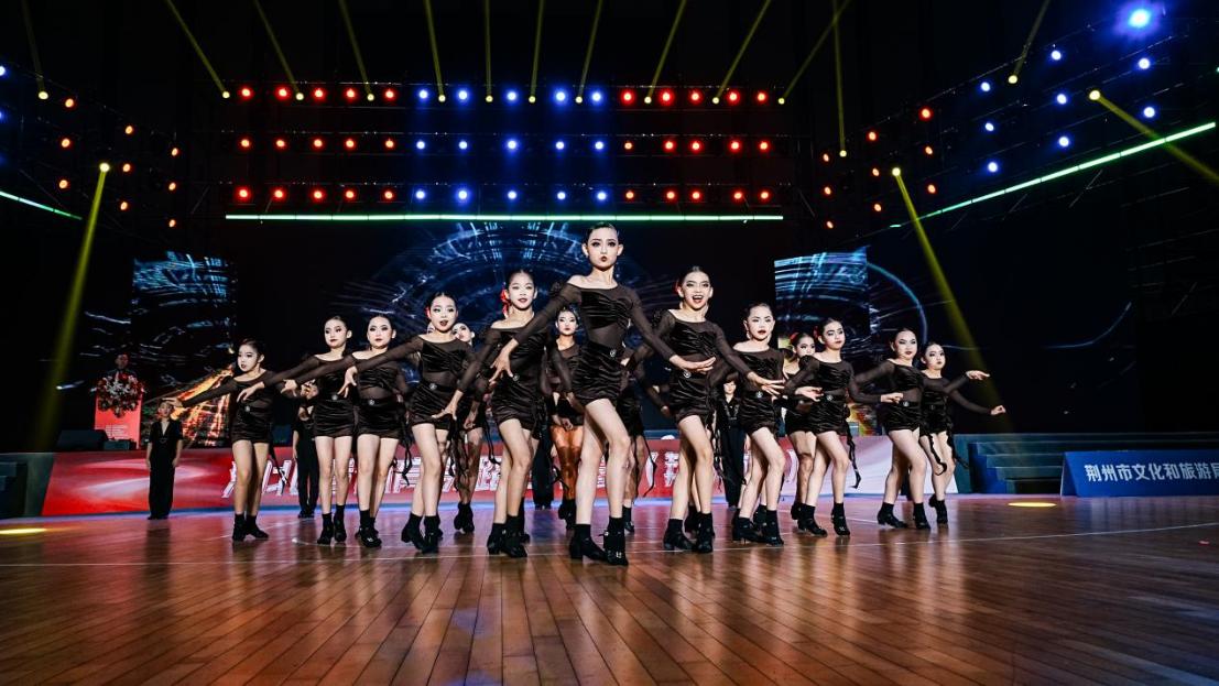 千名舞者点燃古城秋日湖北省体育舞蹈公开赛（荆州站）举行(图2)