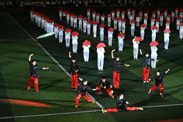 烟花璀璨青春飞扬：武汉学院第十九届田径运动会高燃开幕！(图2)