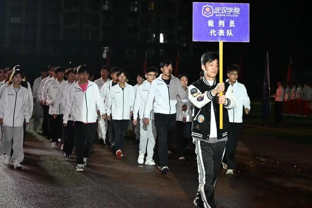 烟花璀璨青春飞扬：武汉学院第十九届田径运动会高燃开幕！(图8)