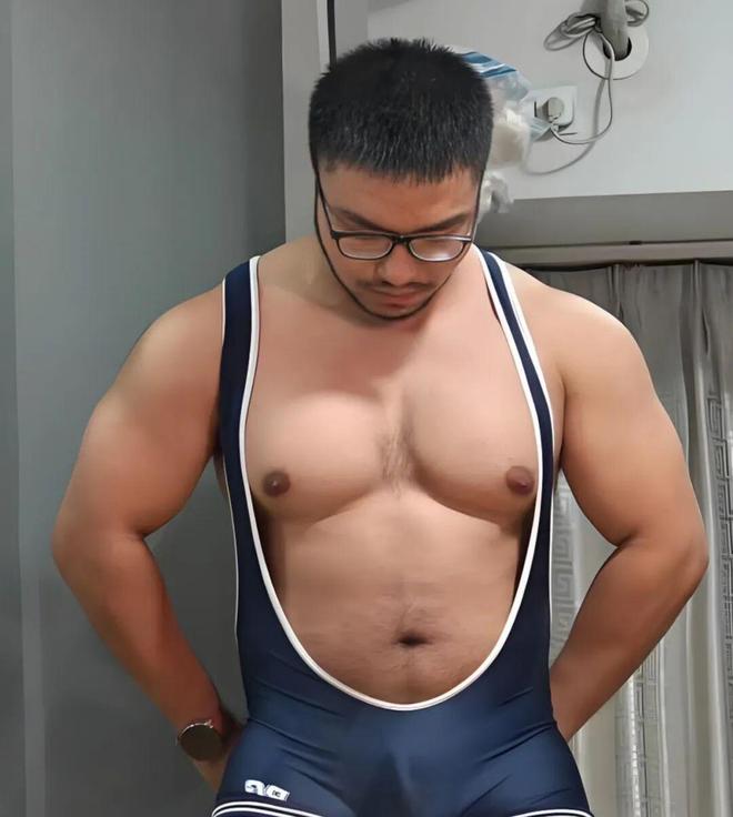 3个胸部训练动作打造饱满大胸肌！