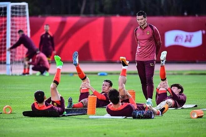 董路：中国踢的不是足球！是类似足球的运动得找赤脚医生+偏方(图2)