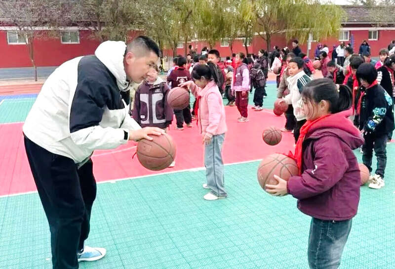 宁夏中卫市沙坡头区132名中小学师生同上综合体育课