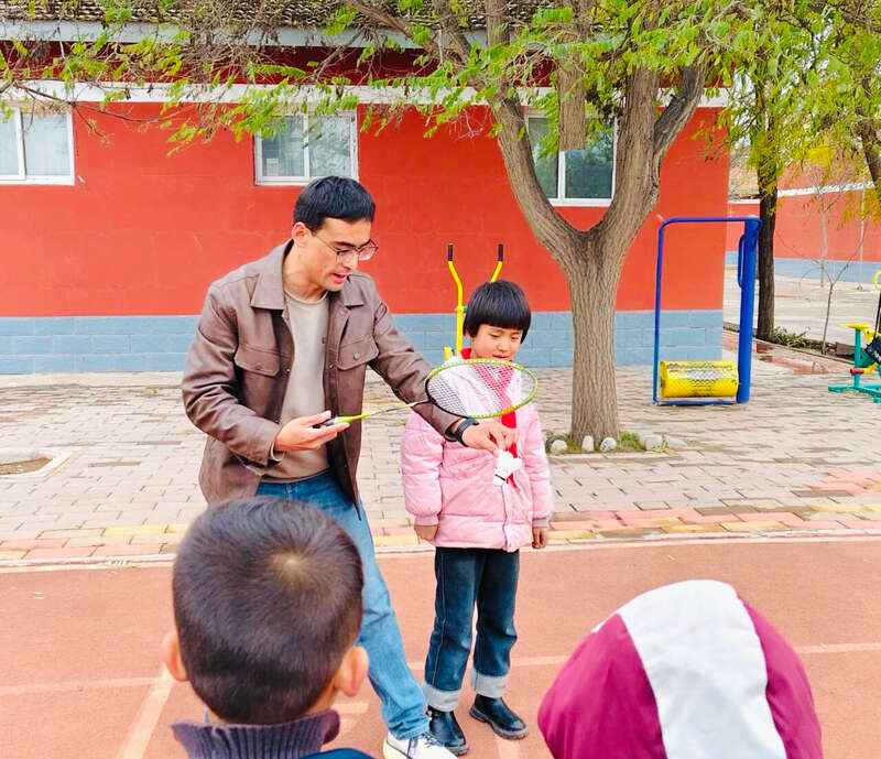 宁夏中卫市沙坡头区132名中小学师生同上综合体育课(图2)