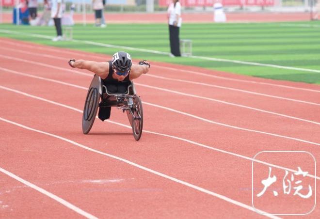 威廉希尔WilliamHill轮椅竞速运动员杨少桥：奋力拼搏为安徽争光(图2)