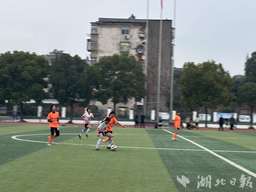 深耕足球特色训练铸就辉煌——卧龙中学女足勇夺区联赛冠军(图3)