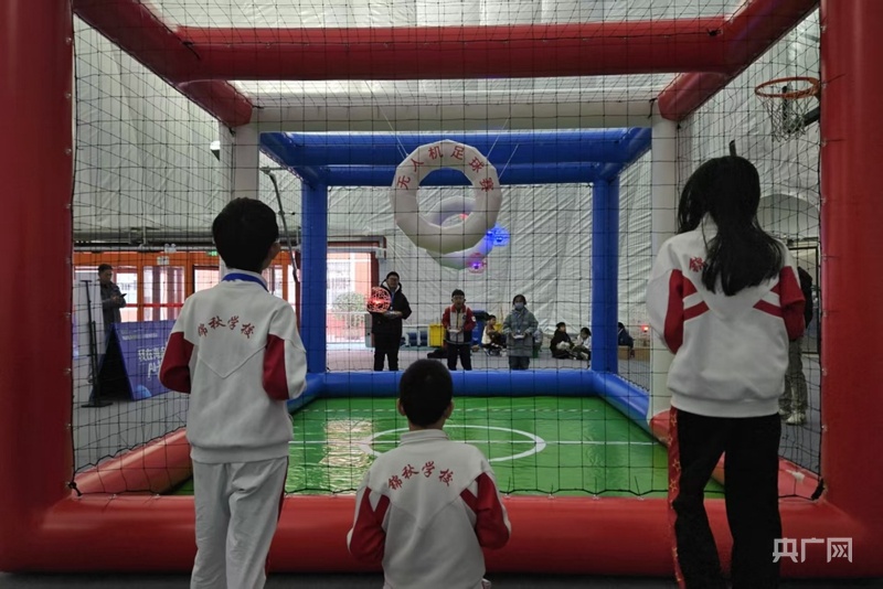 北京海淀举行青少年机器人科普竞技WilliamHill活动当青少年遇到AI迸发出