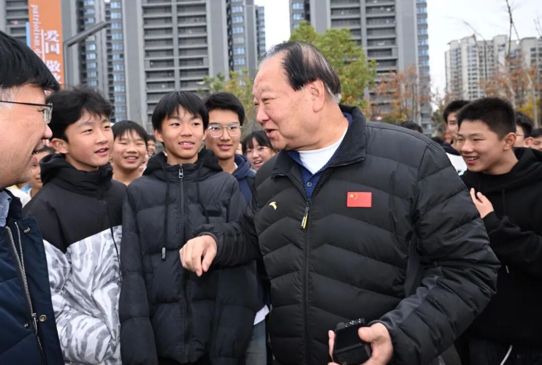 中国首位奥运冠军许海峰受聘合肥一学校体育副校长