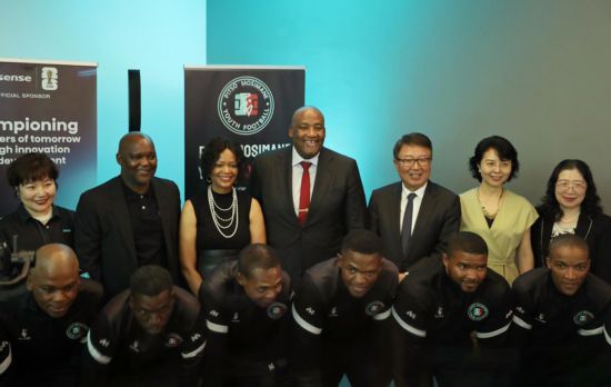 威廉希尔WilliamHill中企品牌向南非青少年足球项目捐赠移动设备(图1)