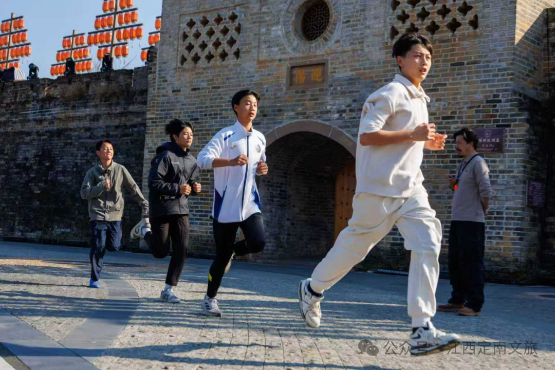 威廉希尔定南“足球小子”银幕追梦！江西首部青少年足球微短剧热血开机点燃全城期待！(图3)