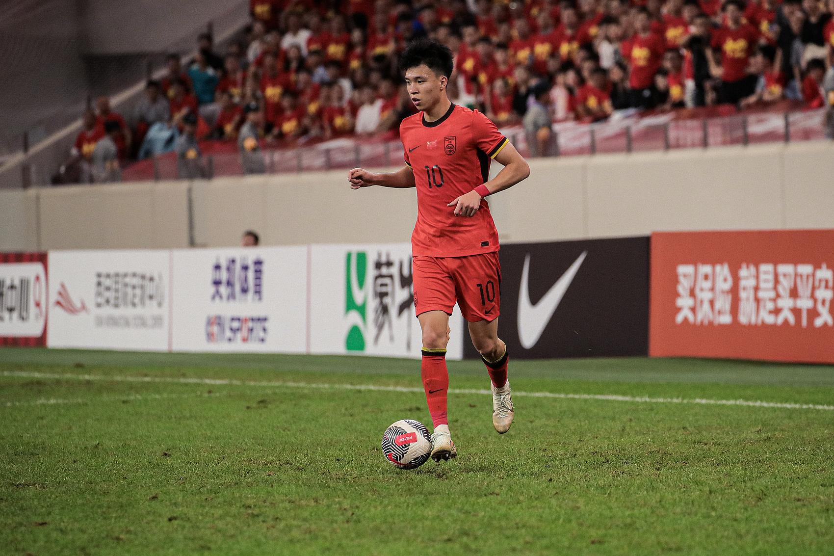 2025赛季中国足球职业联赛颁奖王钰栋当选中超最佳青年球员(图1)