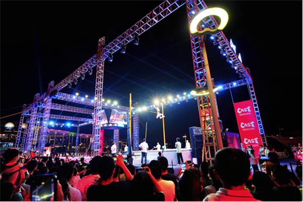 撑竿跳高“威廉希尔WilliamHill展翅”南京街头体育赛事“引燃”活力之城(图1)