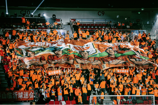 足球魅力引燃全场“荣耀与传承”全明星足球赛闪耀临沂(图1)