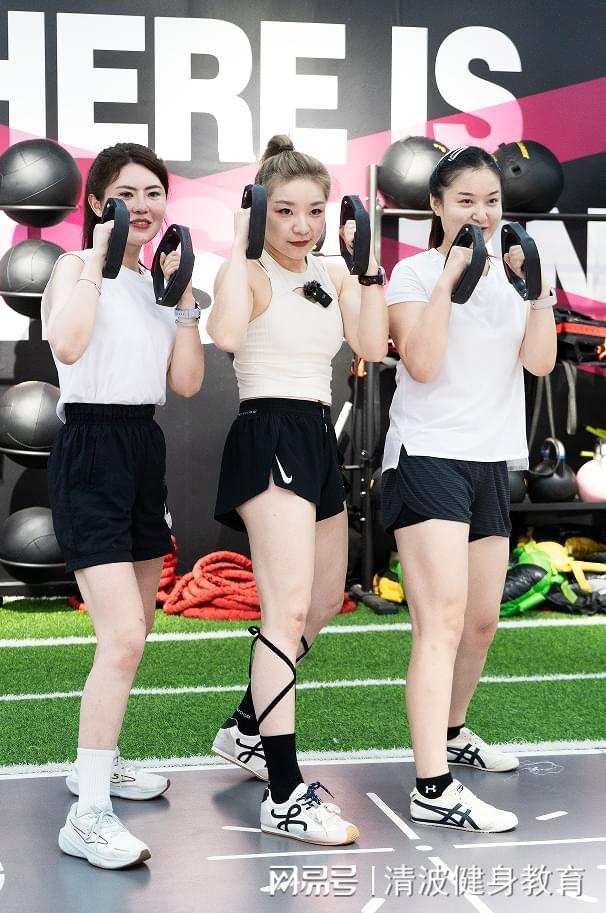 WilliamHill告别含胸驼背!女生首选这三门团操课清波健身教练培训
