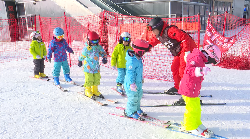 热“雪”燃动中国丨当滑雪课开进幼儿园“冰雪一代”正悄然生长(图2)