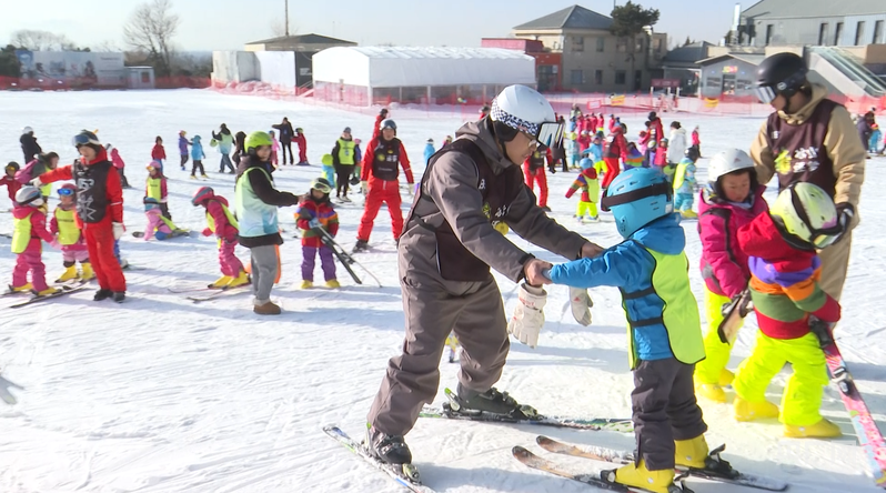 热“雪”燃动中国丨当滑雪课开进幼儿园“冰雪一代”正悄然生长(图3)