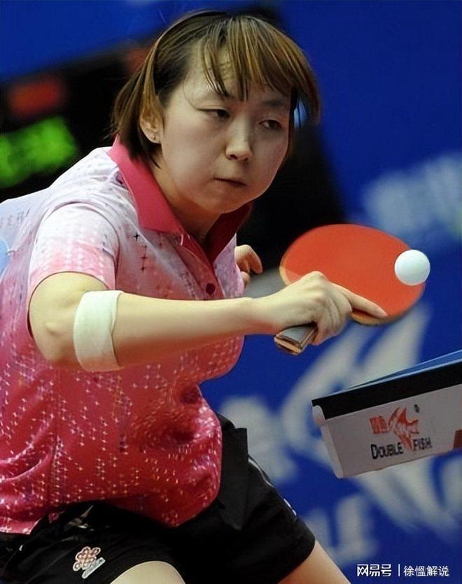 她年少出名却因跟王皓恋爱被蔡振华开除如今儿女双全生活幸福(图4)