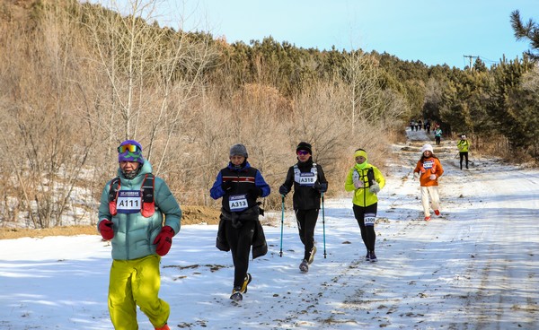 “冰超”2026齐齐哈尔山地冰雪穿越赛暨凯乐石东北100训练赛在碾子山区鸣枪开跑