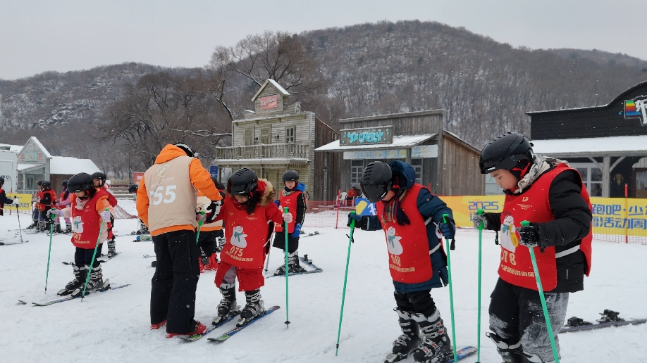 威廉希尔WilliamHill浑南区中小学生冰雪运动冬季训练营成功举办