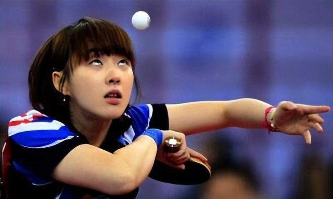 《全民学乒乓发球篇》第21集：反手发球重心和抛球的控制(图1)