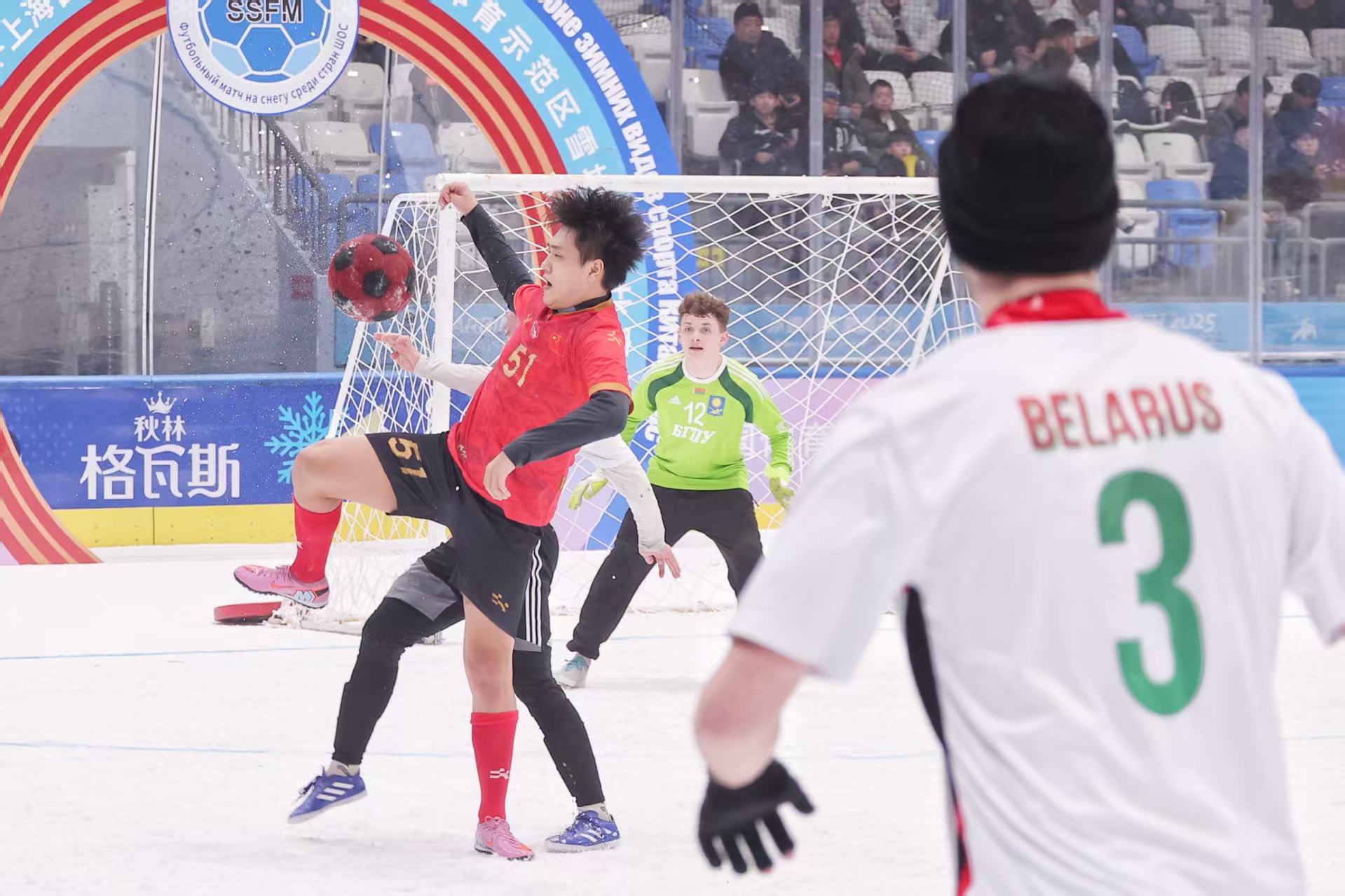 “冰超”2026第三届中国—上海合作组织冰雪体育示范区雪地足球比赛开赛(图1)