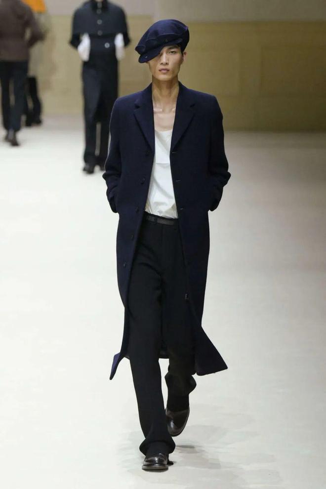 武职大二男生闪耀亮相国际四大时装周(图1)