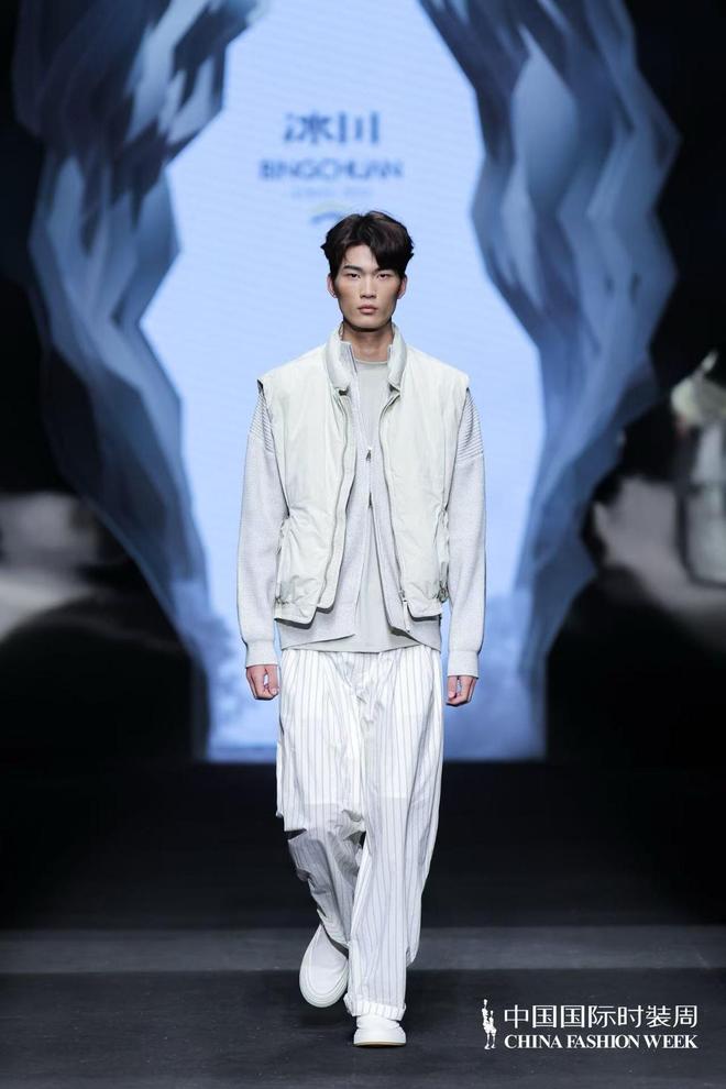 武职大二男生闪耀亮相国际四大时装周(图2)