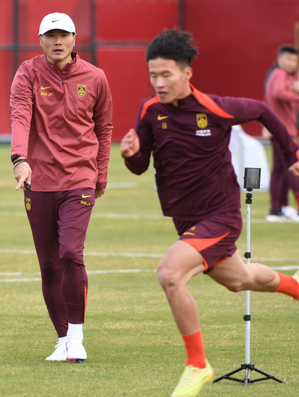国足主教练邵佳一：中国足球要持续精进、保持专注(图2)