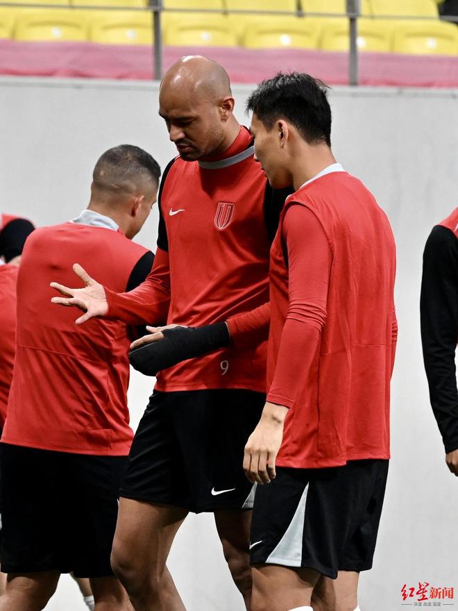 威廉希尔冲击榜首保卫战明晚蓉城主场对阵青岛西海岸！阿洛伊西：成都球迷是“中国最好的球迷”(图2)