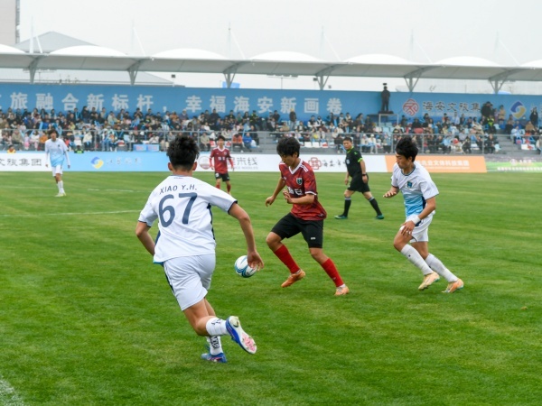 海安首个标准化专业足球场启用首场赛事点燃城市运动活力(图1)