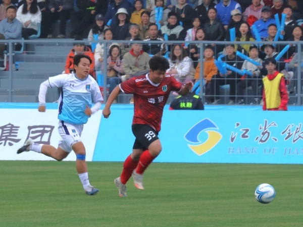 海安首个标准化专业足球场启用首场赛事点燃城市运动活力(图2)