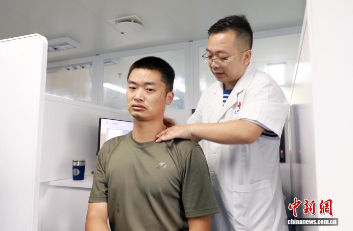 记南部战区海军第一医院文职军医田剑：以针为媒传播中国强军之音(图2)