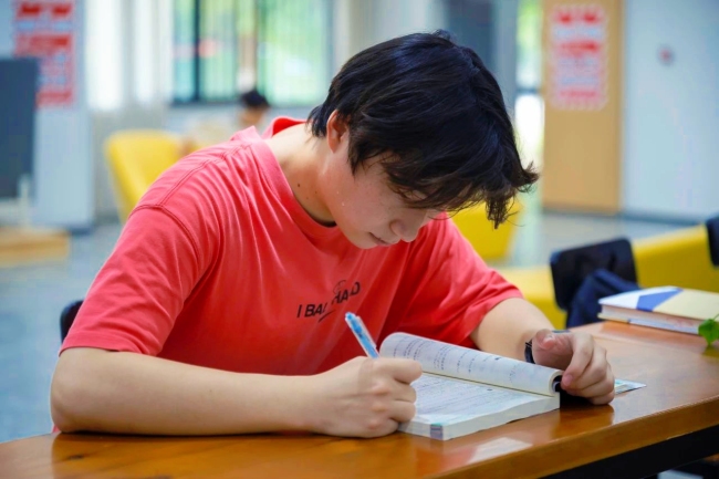 威廉希尔WilliamHill武汉纺织大学外经贸学院：成功上岸武汉理工大学他用执着奏响速度与热爱的双重奏(图2)