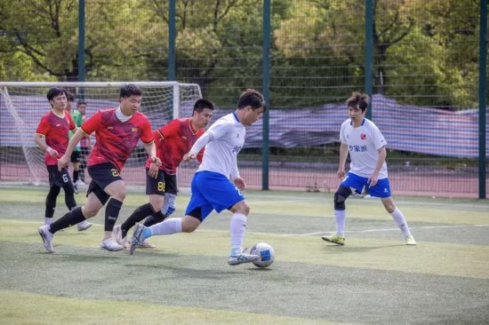 江蘇常熟市“工會杯”職工足球比賽開賽(图1)